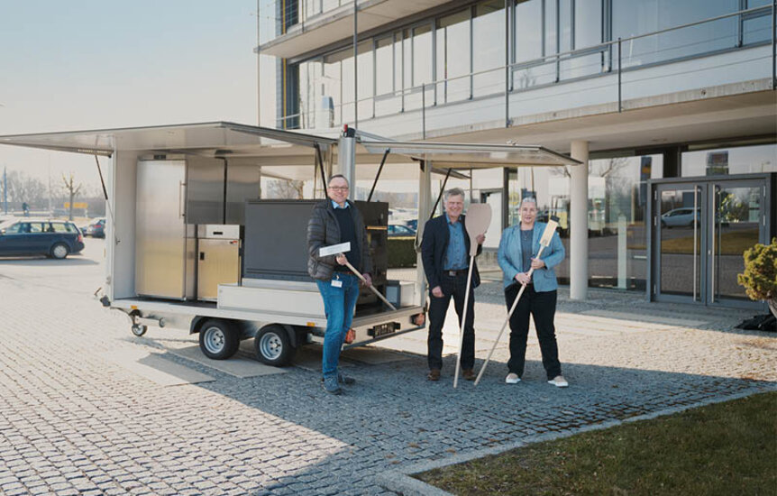 Personen stehen vor dem von Humbaur gefertigten Back-Anhänger.  | © Humbaur GmbH