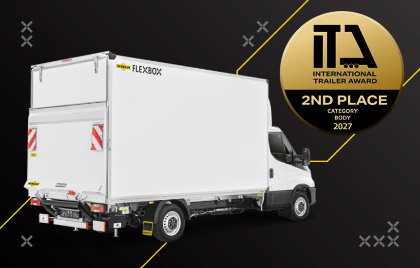 Humbaur FlexBox vor schwarzem Hintergrund mit Siegel zum 2. Platz des International Trailer Award 2027 | © Humbaur GmbH