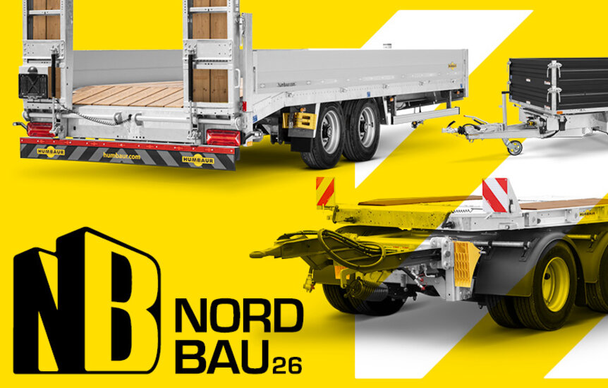 Drei Humbaur Anhänger dargestellt auf gelbem Hintergrund, außerdem links unten das NordBau-Logo | © Humbaur GmbH