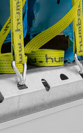 Gelbe Spanngurte sichern Ladung auf einem Baustoffanhänger | © Humbaur GmbH