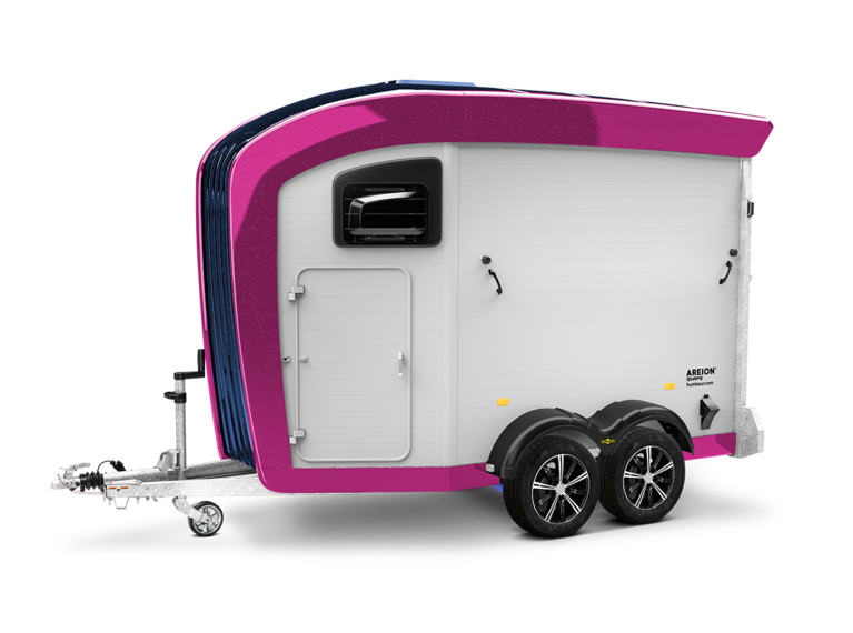 Humbaur Areion Shape Seitenansicht mit Poly-Anbauteilen in Farbe Dunkelblau und Telemagenta  | © Humbaur GmbH